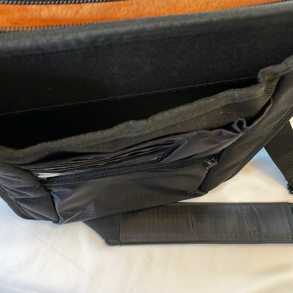 HIGHER GROUND Profile Slim Top Loading Compact‎ Shoulder Bag for Tablet Laptop - Picture 7 of 12